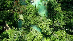  视频拍摄无人机鸟瞰。老挝琅勃拉邦市匡斯瀑布著名的标志性自然旅游地。