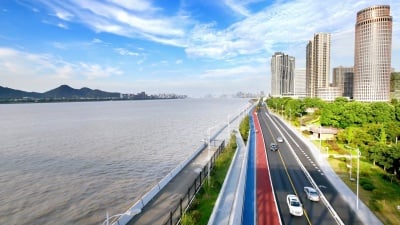 河边的现代建筑