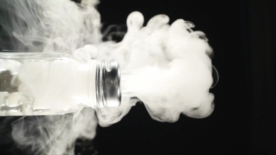 在含有稠密蒸气的水中沸腾干冰