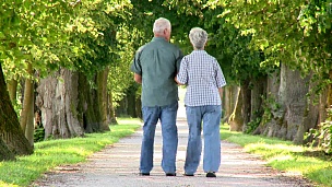 房屋署 老年夫妇走在路上