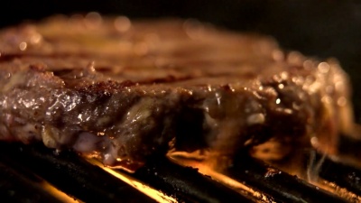 烧烤架上美味的鱼片肉
