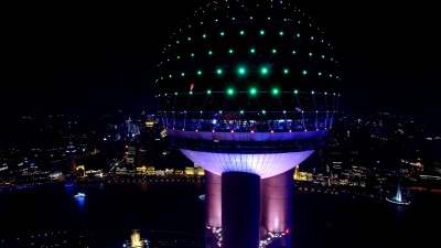 东方明珠电视塔和城市夜景的航拍，