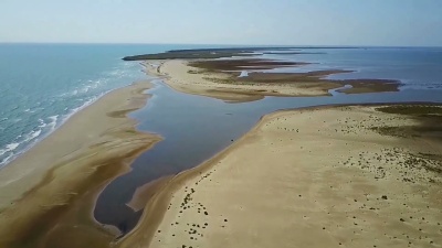 萨卡林岛，将多瑙河三角洲湿地地区与罗马尼亚黑海分开的狭长地带，野生动物庇护所，鸟瞰