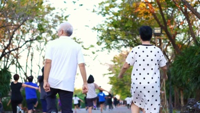 亚洲老年夫妇在公园跳舞进行有氧运动。一起欢笑和快乐