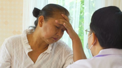 一位妇女正在向医生解释她的病情