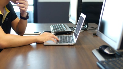用电脑键盘在办公桌前工作