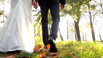 新婚夫妇秋步