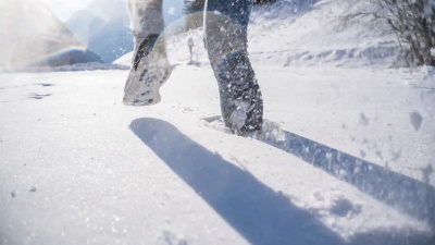 在冬天的风景中穿行于新鲜的雪中