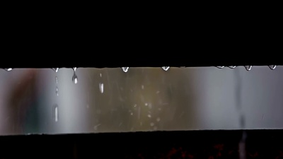 雨滴落在木板之间