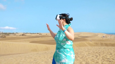 沙漠中穿着虚拟谷歌的女人