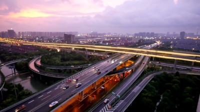 黄昏时分杭州道路上交通繁忙。时间间隔