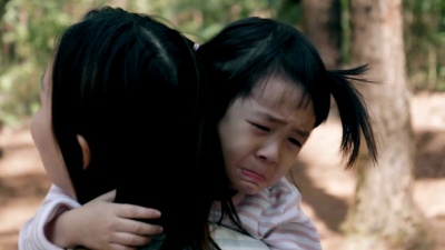 亚洲小女孩哭得很情绪化