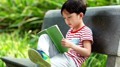 孩子们在公园里读书