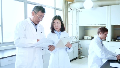 人们在实验室 做化学实验