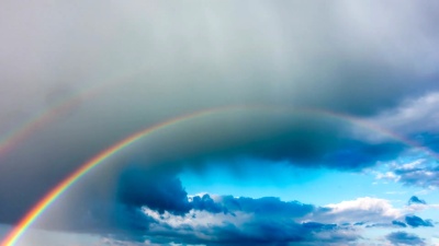 雨后天空中的彩虹，时光流逝