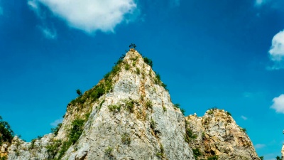 云影掩映下的落基山峰