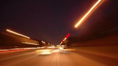 在高速公路上加速行驶