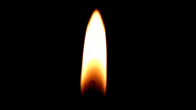 近距离点燃火柴