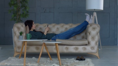 轻松的女性在手机上浏览互联网