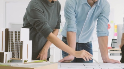在建筑师工作室里一起工作的富有创意的建筑师团队