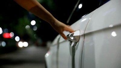 女人晚上车