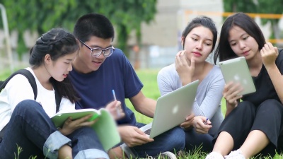 亚洲学生小组分享在校园草坪上工作的想法