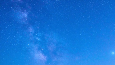   午夜移动银河系，从延时摄影日落到黎明