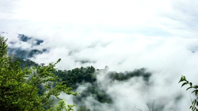 美丽的日子里雾过青山的风景，时光流逝的镜头