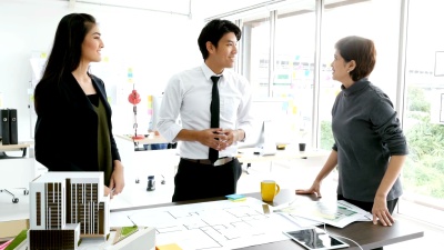 建筑师团队与客户就建筑项目召开会议。