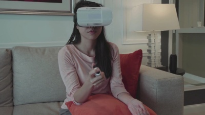 女人玩虚拟现实游戏