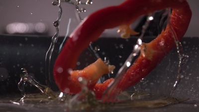铃铛胡椒片滴入热油飞溅，慢动作240 fps