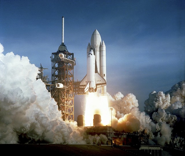 第一次航天飞机发射，1981年4月12日。这次发射是哥伦比亚号航天飞机的首次发射。美国上的宇航员是J