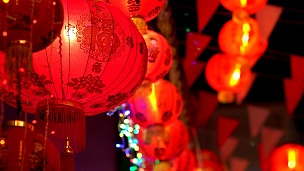 中国新年灯笼在唐人街，祝福文字意味着好的财富和健康。