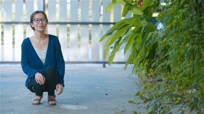 亚洲年轻母亲放学后在家中迎接女儿
