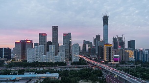 T/L WS ZI北京天际线高架视图，黄昏到夜晚