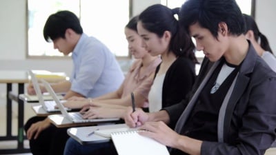 一所大学的班级听老师讲课，亚洲学生正在学习。