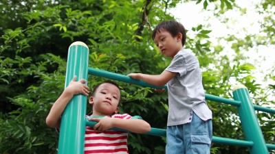 两兄弟在公园里玩