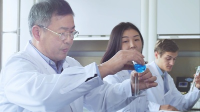 科学家在现代生物实验室工作