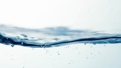 水与空气的气泡一起飞溅