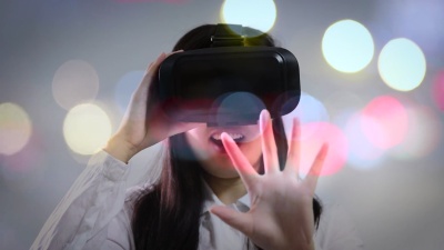 戴着虚拟现实头盔的年轻女性的多次曝光
