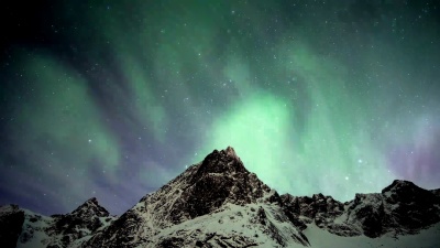 Aurora borealis在Lofoten岛的雪山上移动