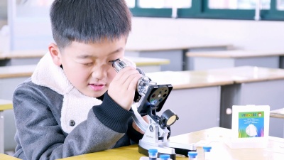 小学生在课堂上做科学实验。