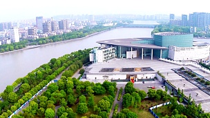 实时鸟瞰宁波河岸的天际线和现代建筑。