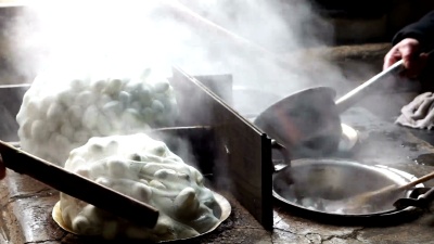 蚕茧热水煮沸