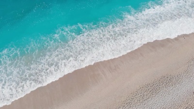 美丽的空中无人驾驶飞机观赏夏天的沙滩和海洋