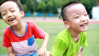 两兄弟在公园里玩
