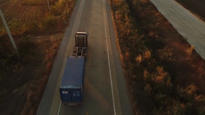 卡车在路上行驶