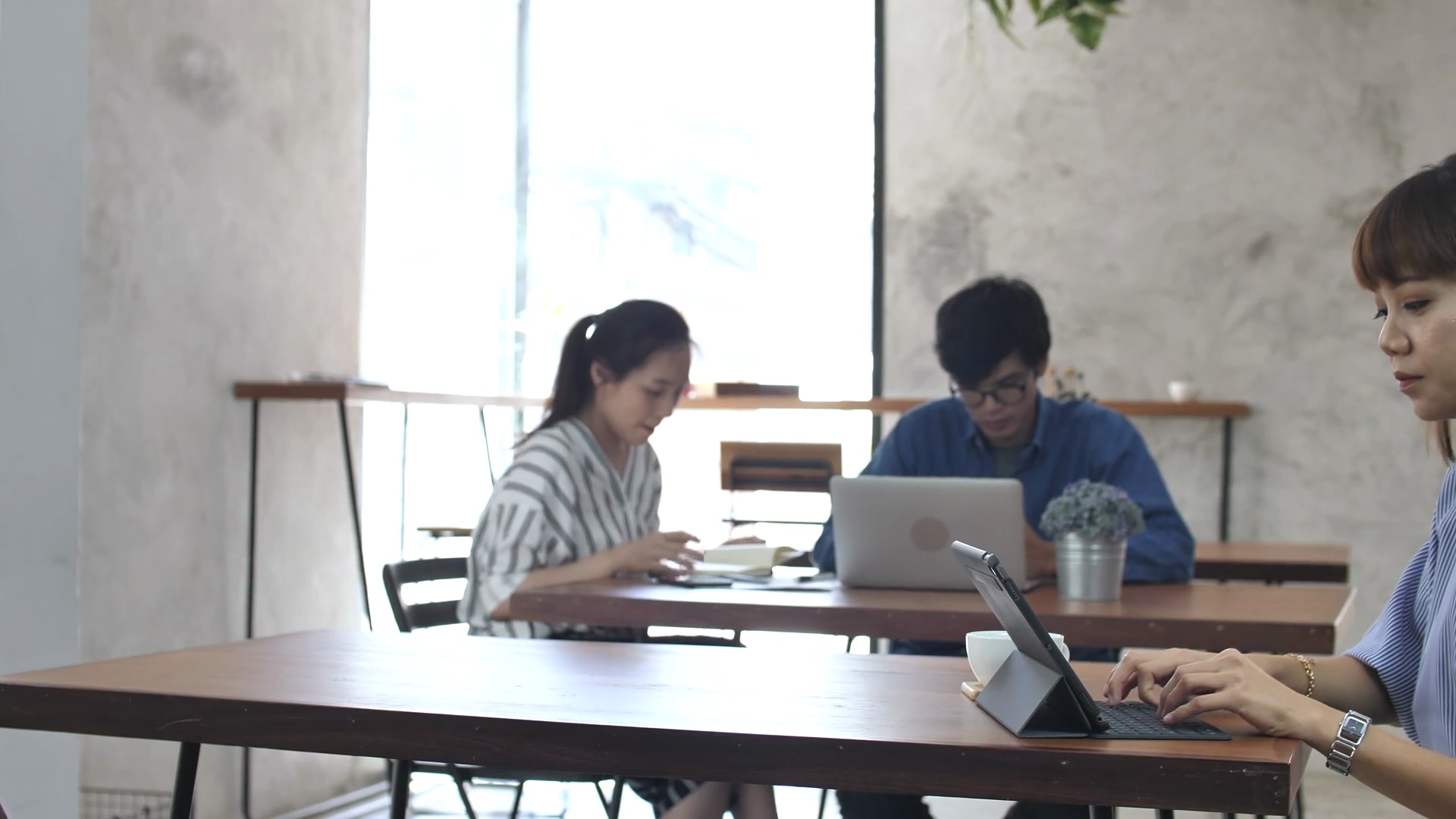 在咖啡馆工作的亚洲女商人，多莉拍摄