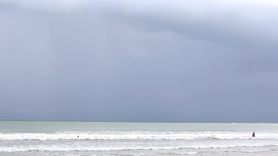 暴风雨给海滩带来了雨和雾。