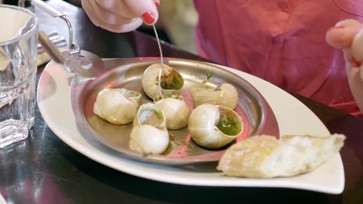 在 餐厅吃蜗牛